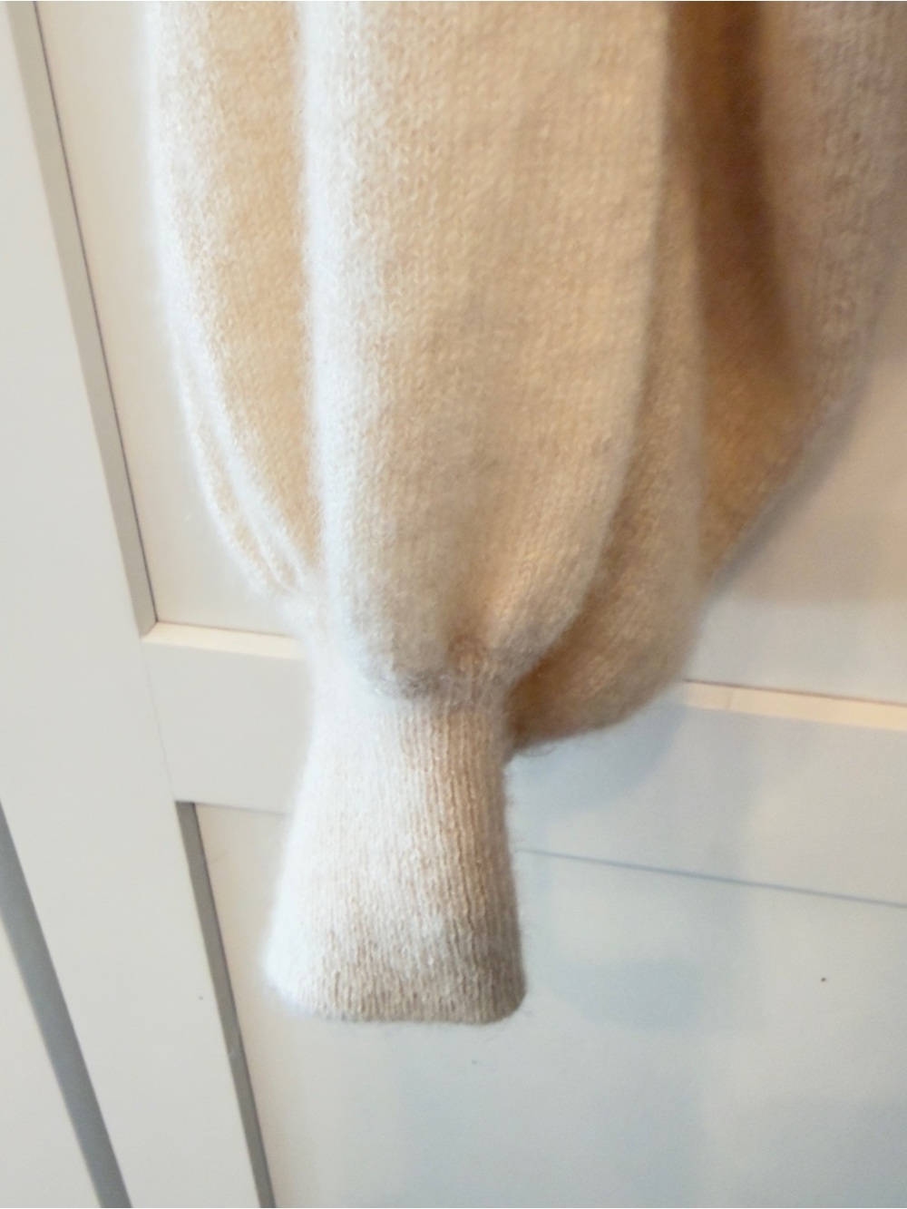 CRUSH 100% Cashmere Balloon Sleeve Neutral V-Neck Sweater Size M - Picture 4 of 11